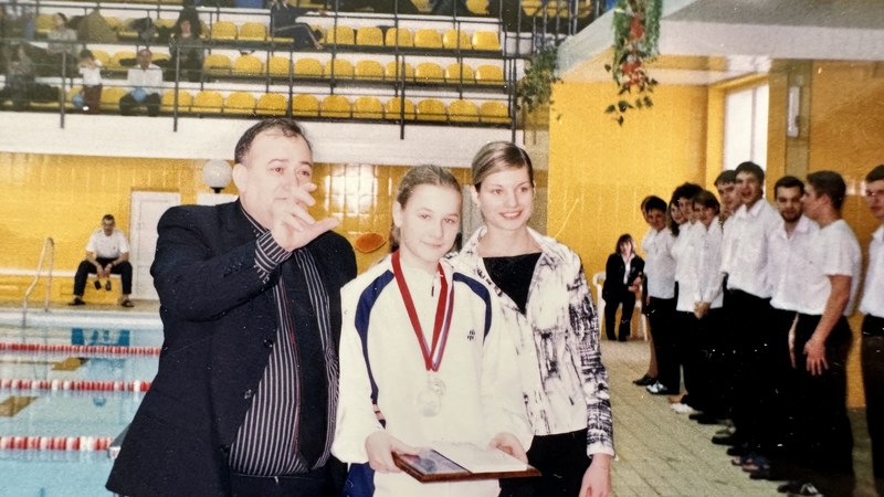 Награждение на соревнованиях по плаванию в детстве